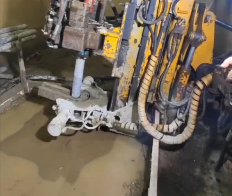    В подвале дома пробурили скважины и залили в них укрепляющую смесь