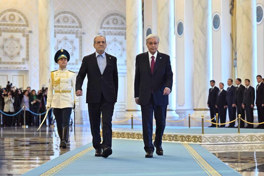 Президент Ирана Масуд Пезешкиан и президент Казахстана Касым-Жомарт Токаев. Фото: официальный сайт президента Республики Казахстан
