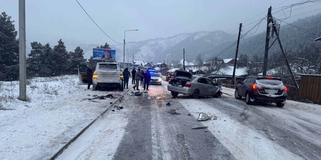 Три человека пострадали при столкновении иномарки с внедорожником на Алтае