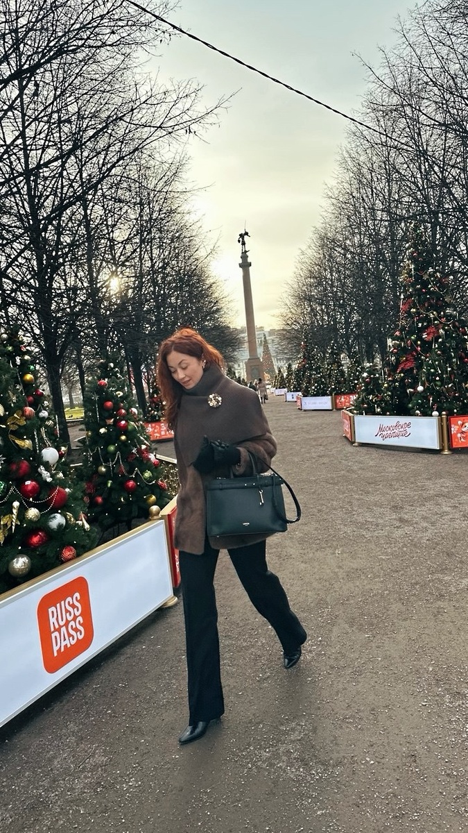 Город хоть и без снега, но все равно уже нарядный и красивый. В воскресенье был совсем небольшой минус, и нас даже порадовало солнышко.