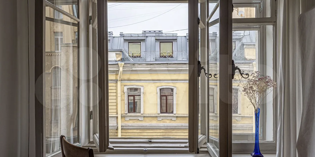 Самобытная пятикомнатная квартира на Петроградской стороне