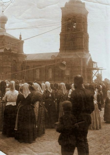 Снятие колоколов с о звонницы Успенской церкви. 1930-е гг. Фото с сайта: https://petushki-hram.blagochin.ru/2015/02/27/svyato-uspenskij-hram-g-petushki/