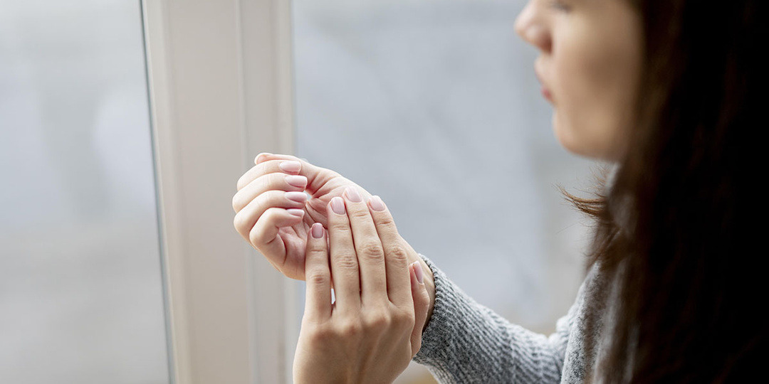 Спасение в холодный сезон: какая домашняя процедура поможет восстановить кожу рук