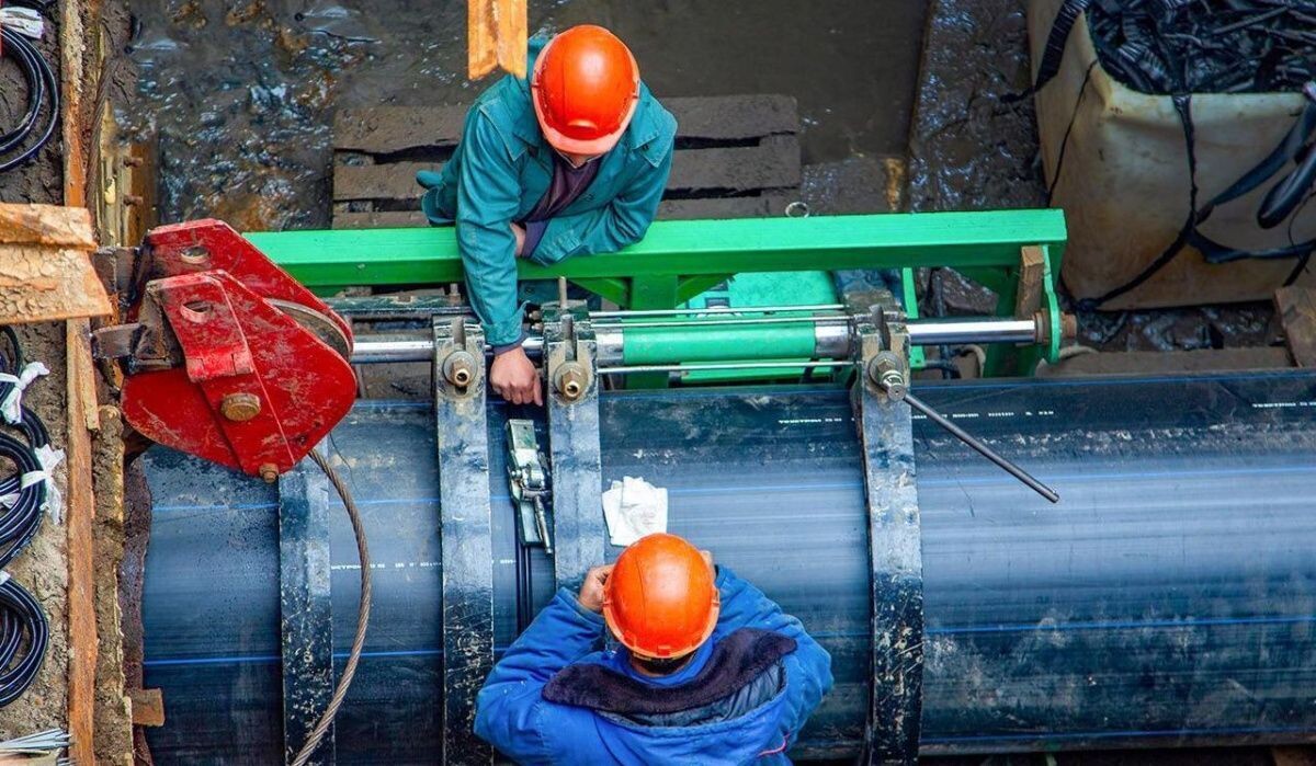     Ремонт труб. Источник: mos ru Автор фото: Пресс-служба Мэра и Правительства Москвы