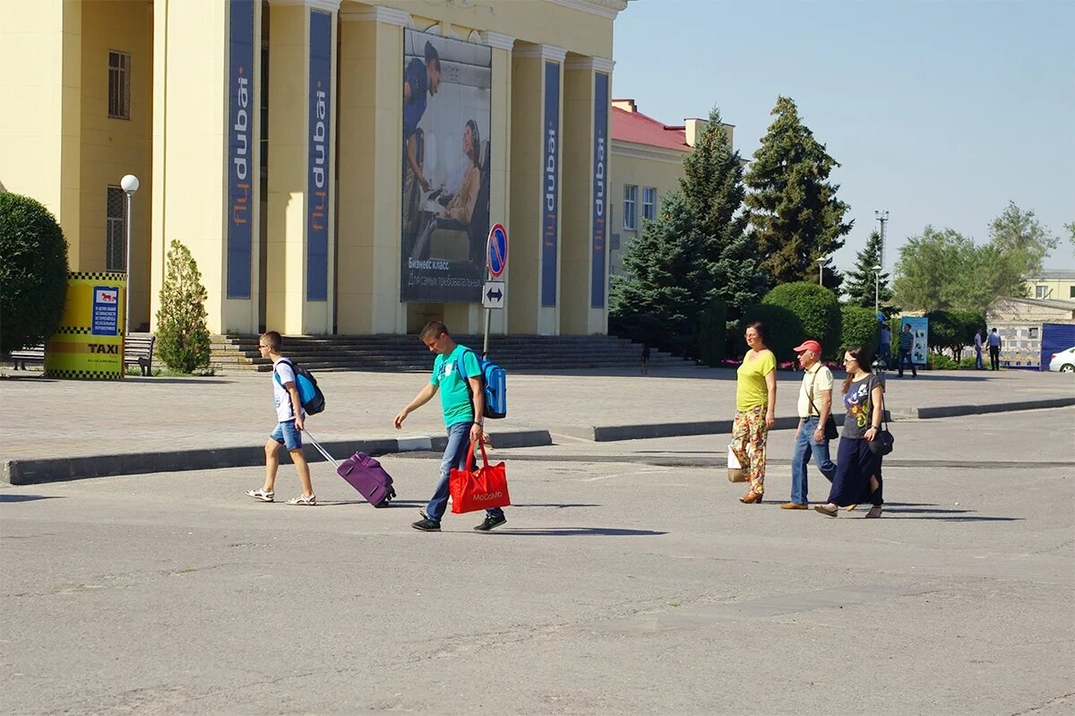    Зимой россияне едут греться в тёплые страны.