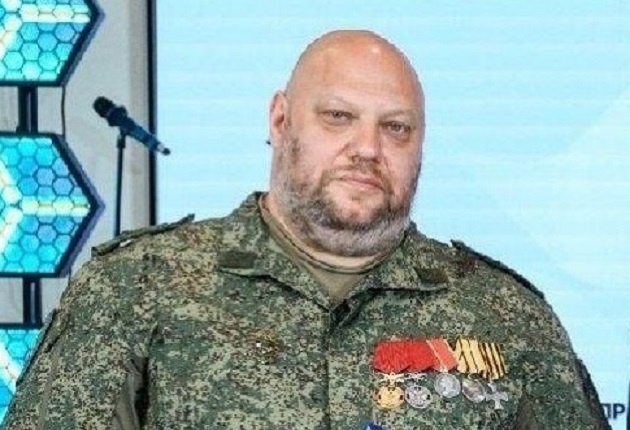 Это Илья Штокман. экс-замглавы Нижнего Новгорода. Ушел на службу в преддверии скандала связанного с коррупцией, но позже, заслужив 5 медалей, демобилизовался в связи с ожирением.