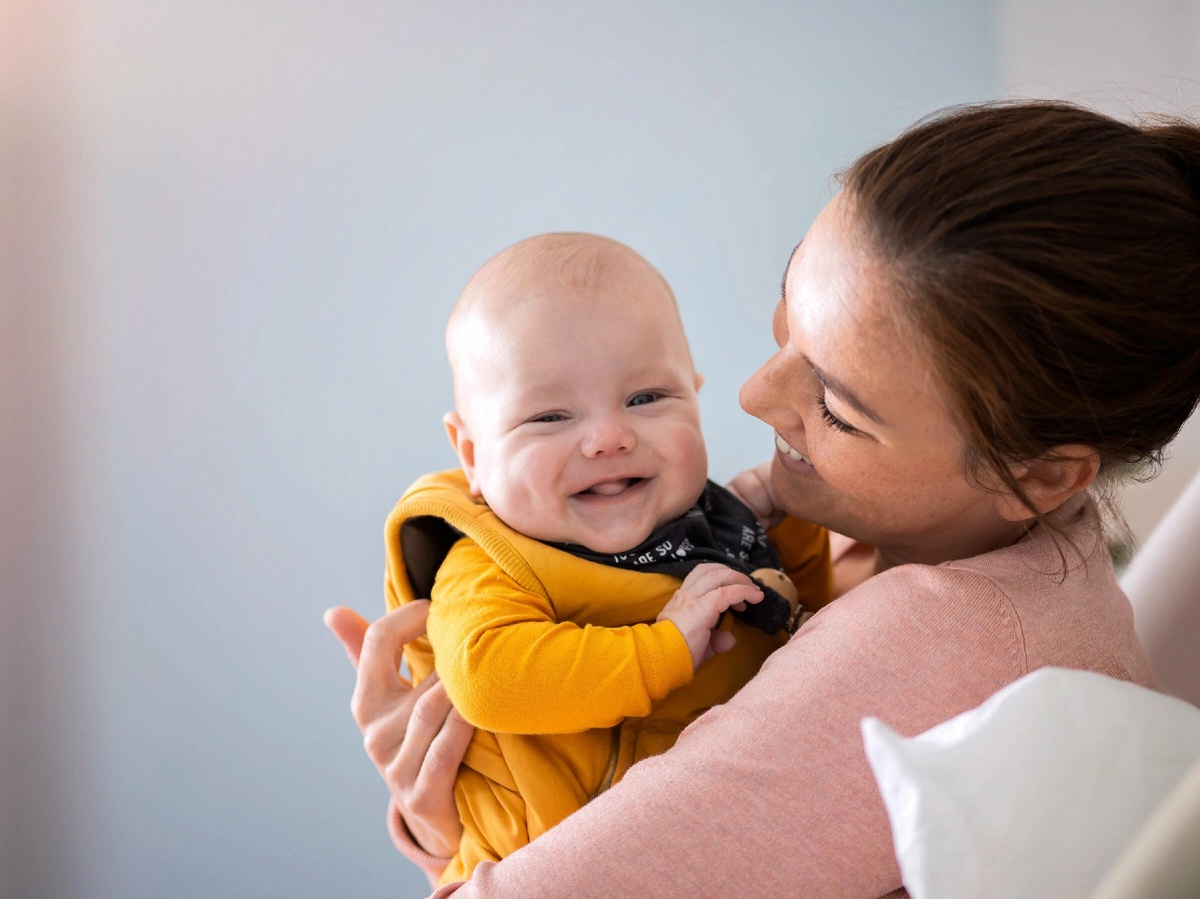 Если подозреваете, что малыш страдает от газиков, попробуйте подержать его «столбиком»