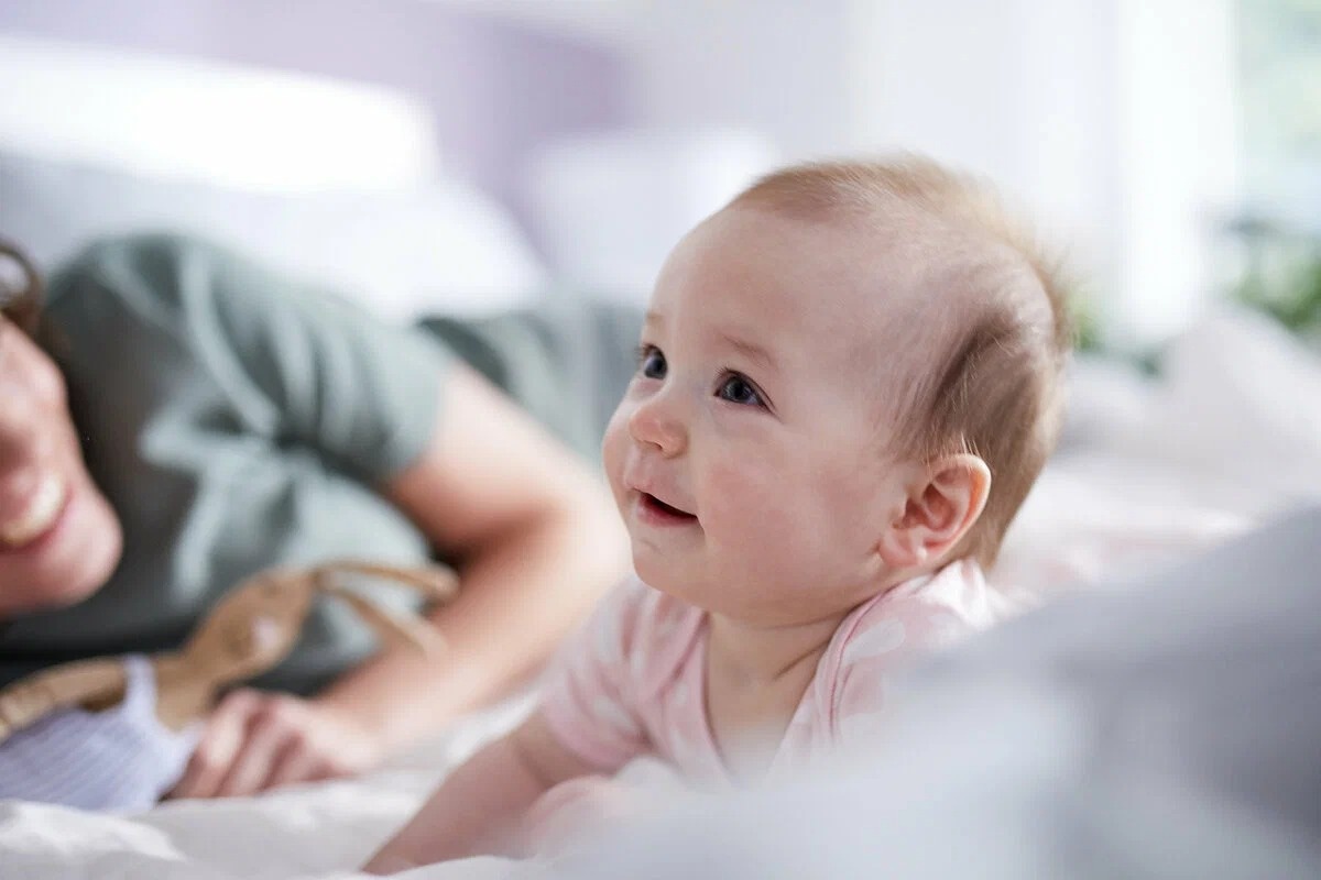 Когда ребенок плачет или ведет себя беспокойно, попробуйте сделать ему легкий массаж. Если у малыша были газики, ему может стать легче
