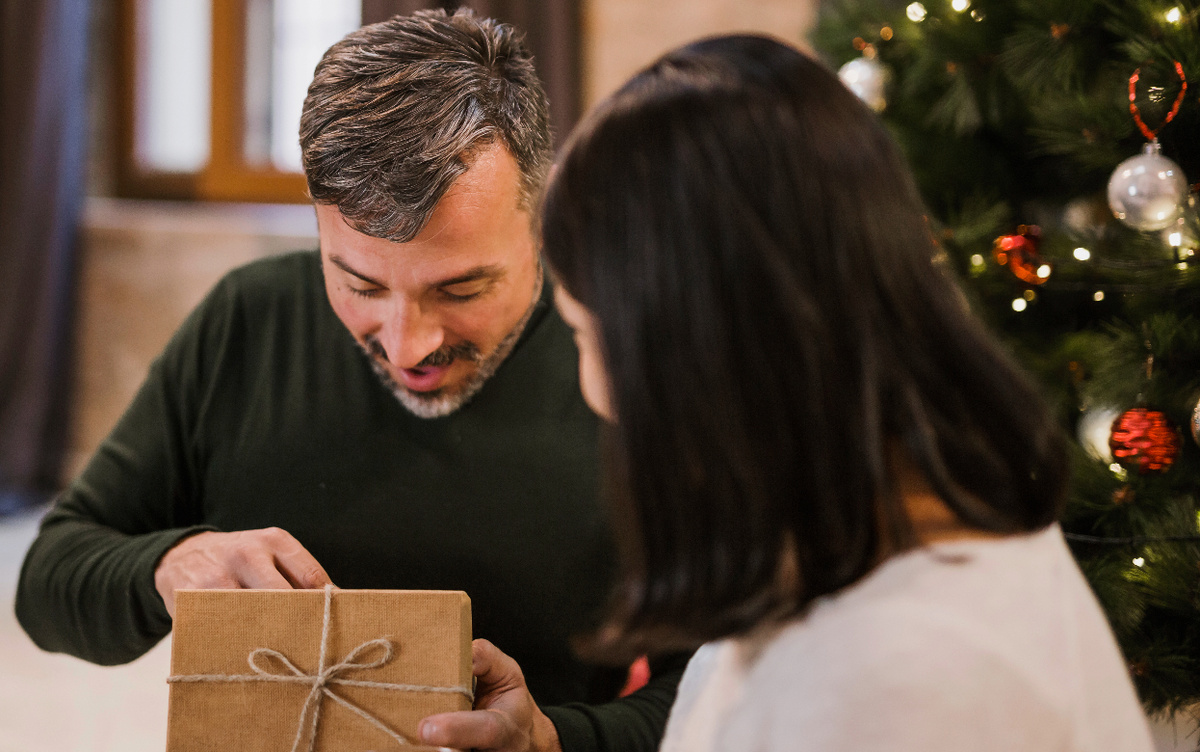    Новогодние подарки мужчинам: для дела, настроения и отдыха