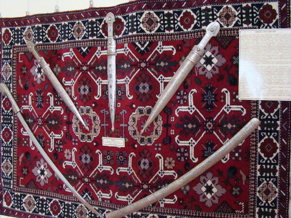 Стена с оружием в музее. Источник: Яндекс картинки