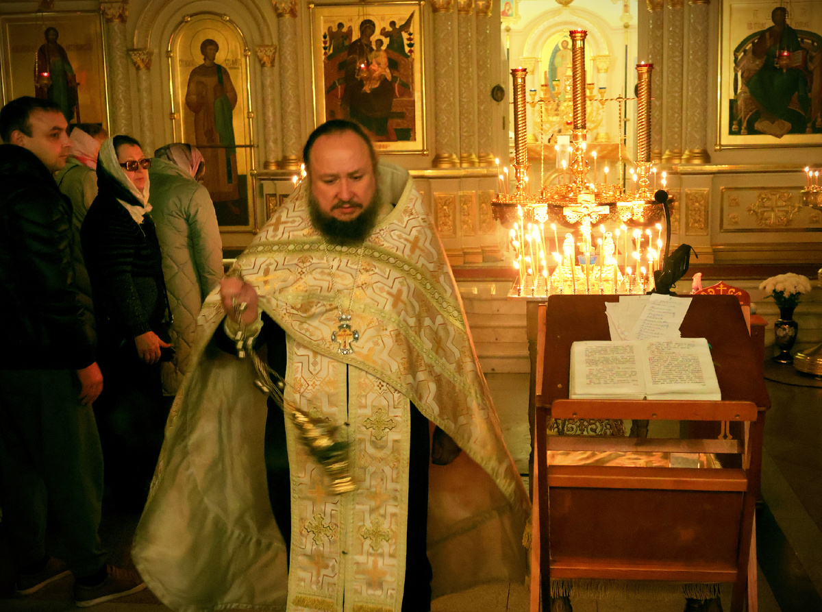 Служба с парастасом. Октябрь 2025. Наш дорогой настоятель. Историческая хроника нашего прихода.