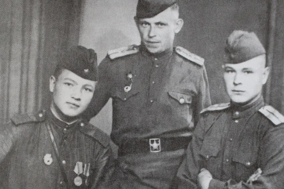 Алексей Ванин (слева) и друзья с фронта. Яндекс картинки.