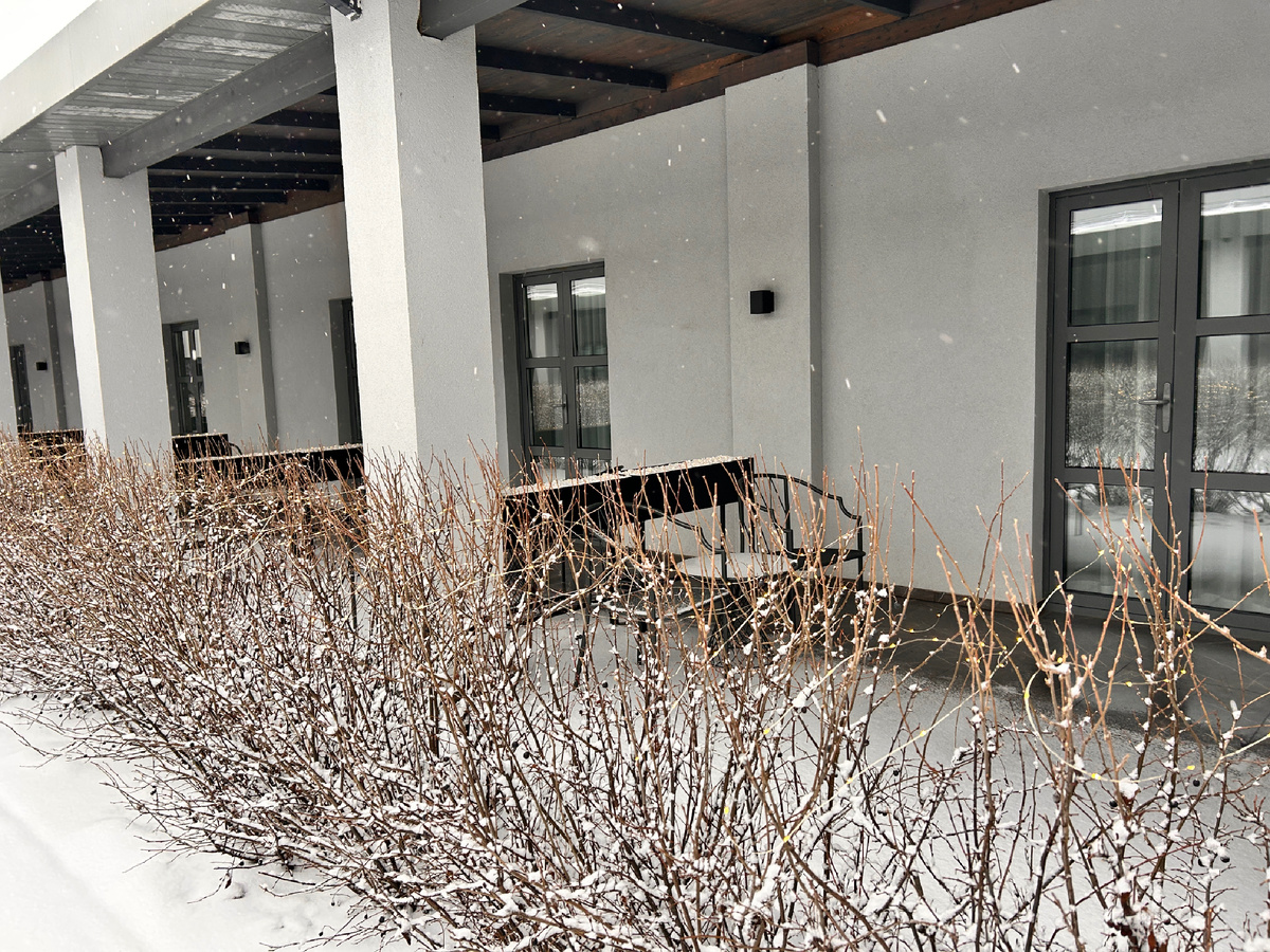 Панорамные окна в номерах выходят во внутренний двор 