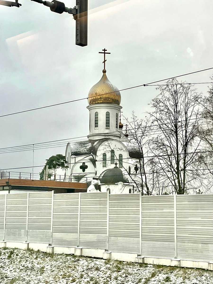 Вид из окна аэроэкспресса в Шереметьево на Храм Рождества Христова.