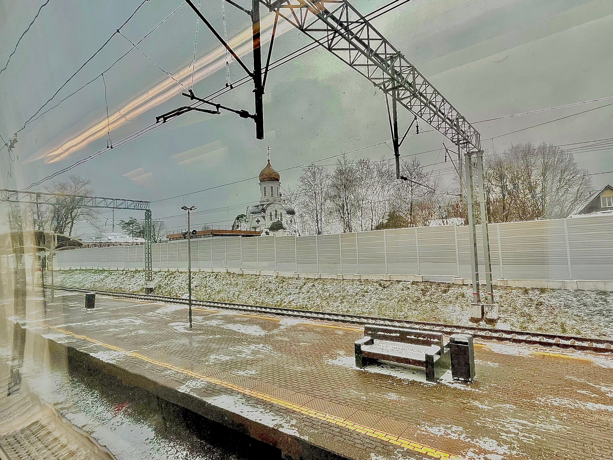 Платформа МЦД Немчиновка. Вид из окна аэроэкспресса в Шереметьево на Храм Рождества Христова.