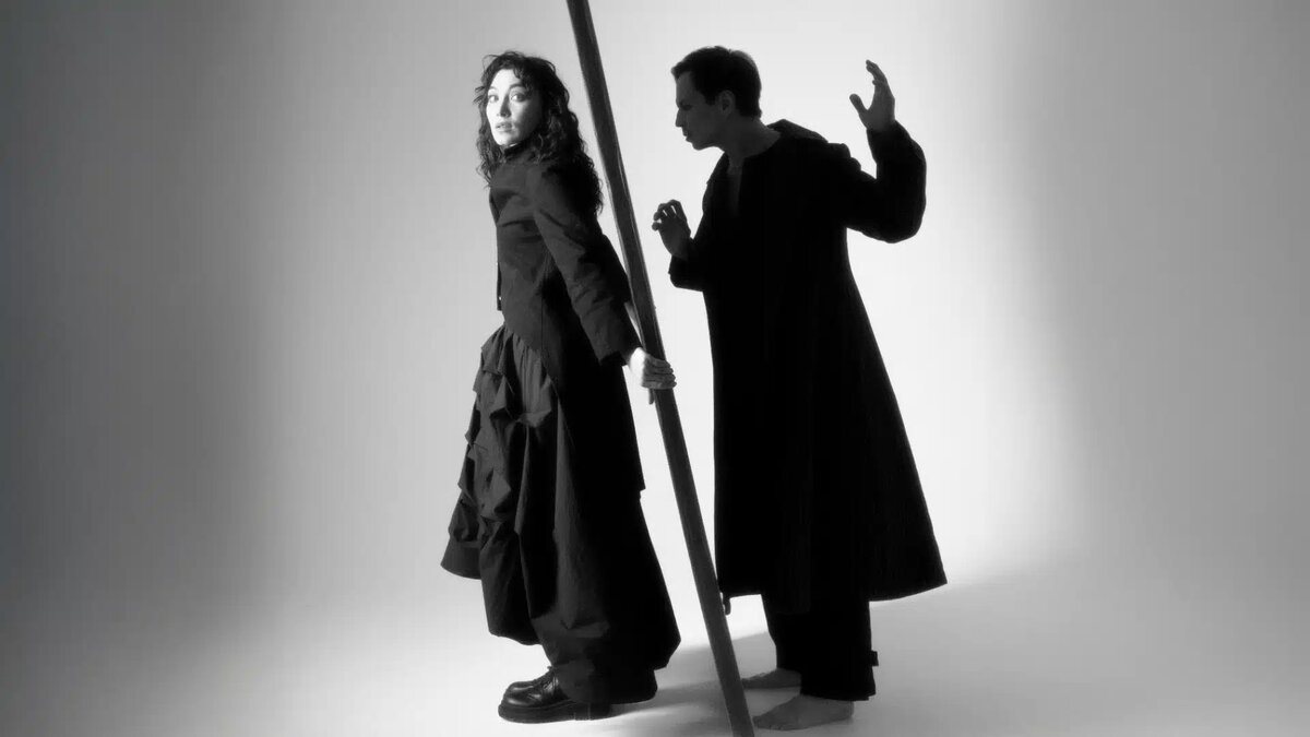    Спектакль расскажет об истории двух одиноких мечтателей, которые случайно встречаются в городе, где ночь почти не наступает.