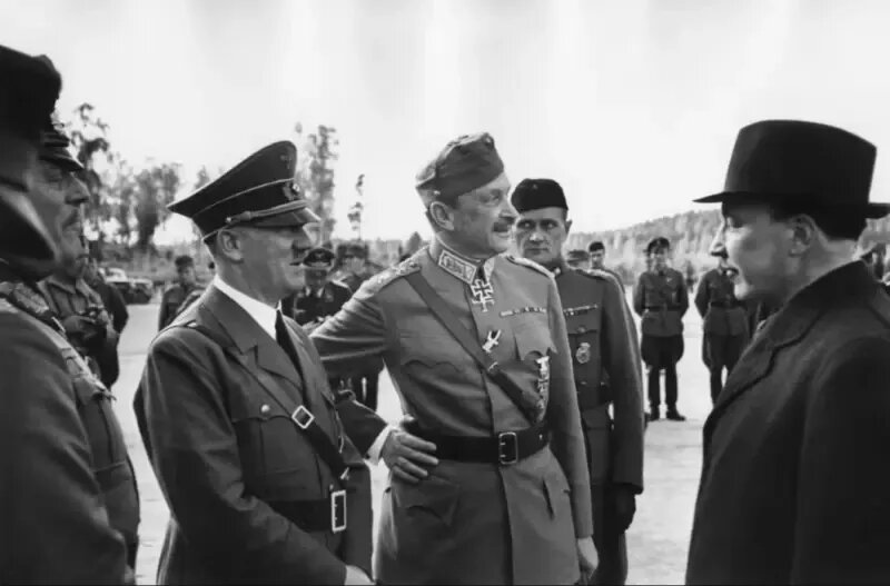 Гитлер в Финляндии 6 июня 1942 года по случаю 75-летия маршала Карла Маннергейма
Фото:
SA-kuva