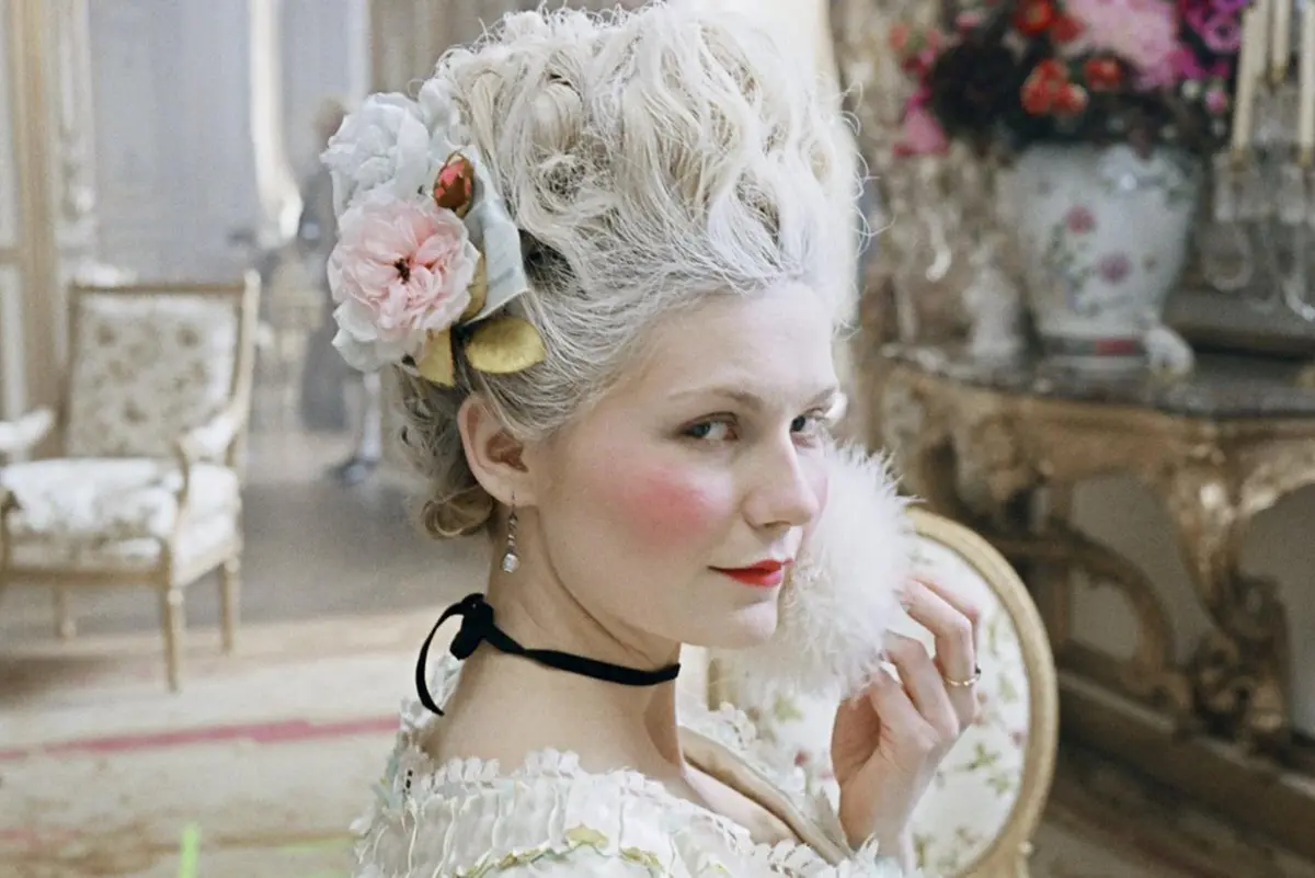 Кирстен Данст в образе королевы Франции в фильме Софии Копполы "Мария-Антуанетта" (2005) (Источник: Соцсети)