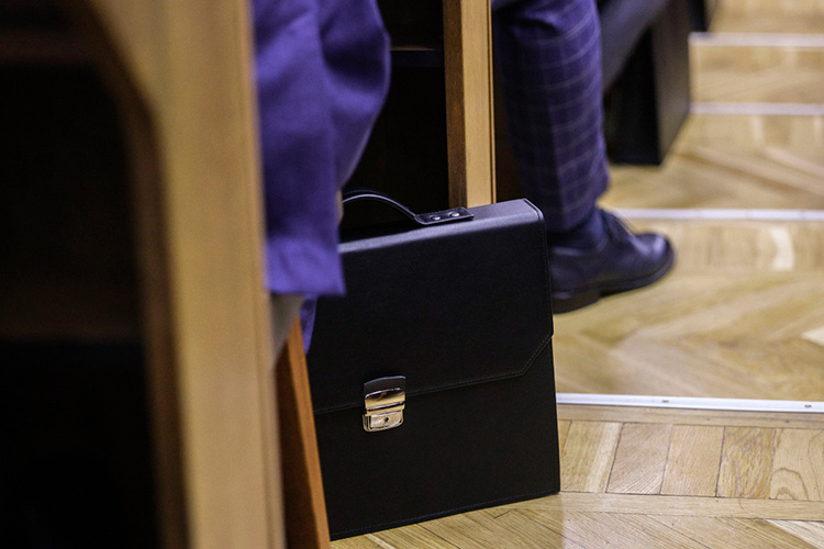    Накануне вечером в открытом доступе появился законопроект, который снимает с чиновников и депутатов обязанность ежегодно подавать декларации о доходах и имуществе.   
Фото: «БИЗНЕС Online»