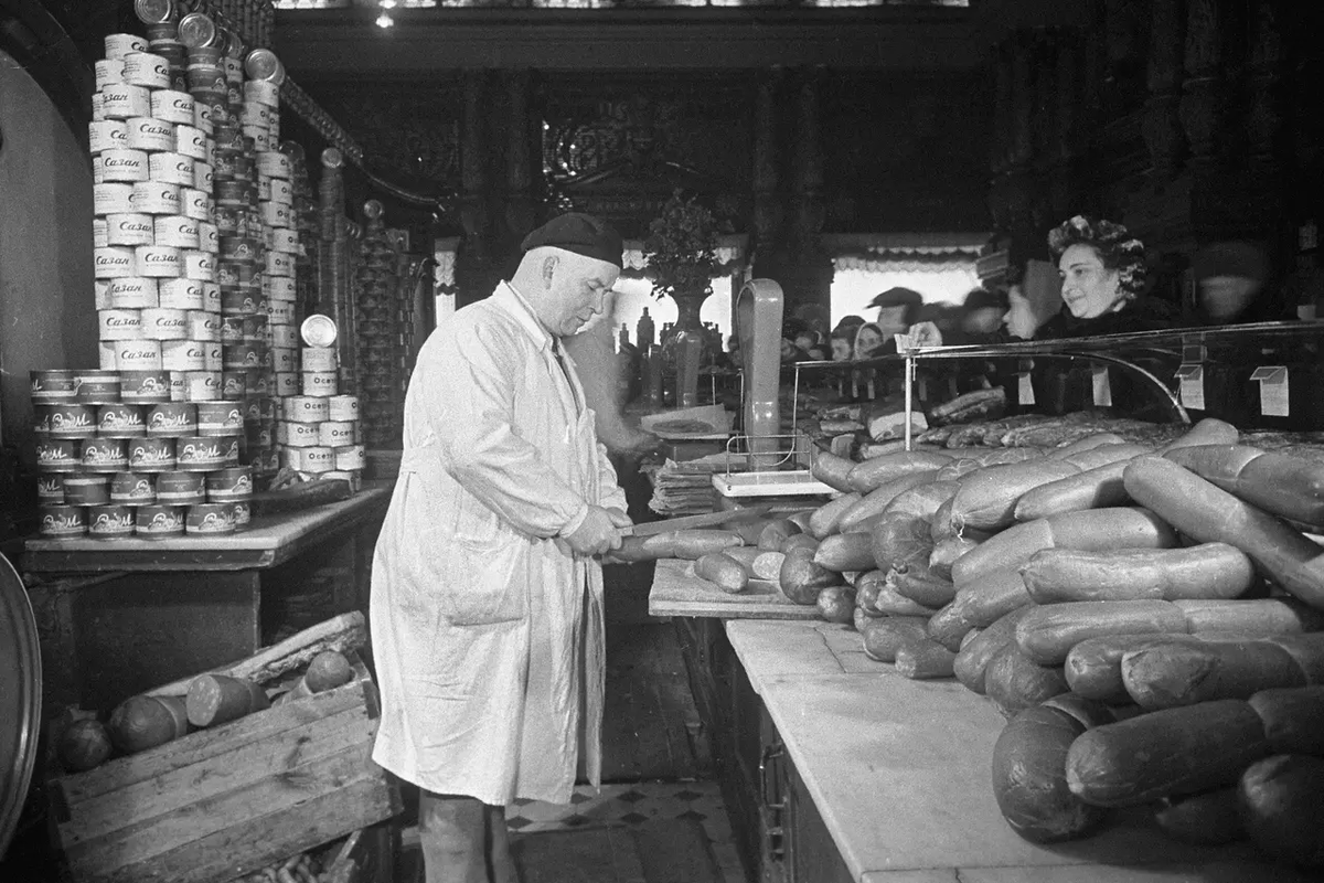 Продажа колбасных изделий в «Елисеевском» магазине в Москве.
Фото: Анатолий Гаранин / РИА Новости