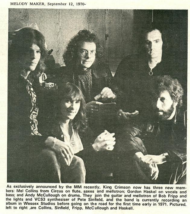 «Как недавно эксклюзивно сообщило издание Melody Maker, в состав King Crimson вошли три новых участника: Мел Коллинз из Circus (флейта, саксофоны и меллотрон), Гордон Хаскелл (вокал и бас) и Энди Маккалок (ударные). К ним присоединились Боб Фрипп (гитара, меллотрон), а также пианист и исполнитель на синтезаторе VCS3 Пит Синфилд. В настоящее время группа записывает альбом в студии Wessex Studios перед своим первым гастрольным туром в начале 1971 года. На фотографии слева направо: Коллинз, Синфилд Фрипп, Маккалок и Хаскелл».