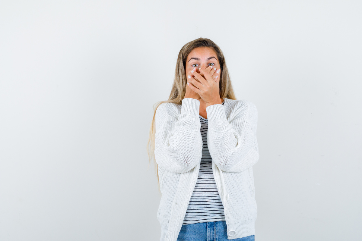 https://ru.freepik.com/free-photo/portrait-young-woman-keeping-hands-mouth-t-shirt-jacket-looking-scared-front-view_12929828.htm#fromView=search&page=2&position=8&uuid=65a83ac6-67cb-4adc-9f7c-ba7d779e3f5b&query=%D0%B6%D0%B5%D0%BD%D1%89%D0%B8%D0%BD%D0%B0+%D0%B7%D0%B0%D0%BA%D1%80%D1%8B%D0%B2%D0%B0%D0%B5%D1%82+%D0%BB%D0%B8%D1%86%D0%BE+%D1%80%D1%83%D0%BA%D0%B0%D0%BC%D0%B8