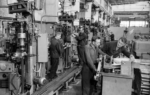 Сколько получали рабочие на советских заводах: цифры, о которых не принято говорить