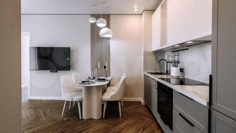     Стильную квартиру с «плюшевыми» люстрами продают в Барнауле за 9,8 млн рублей «Авито»