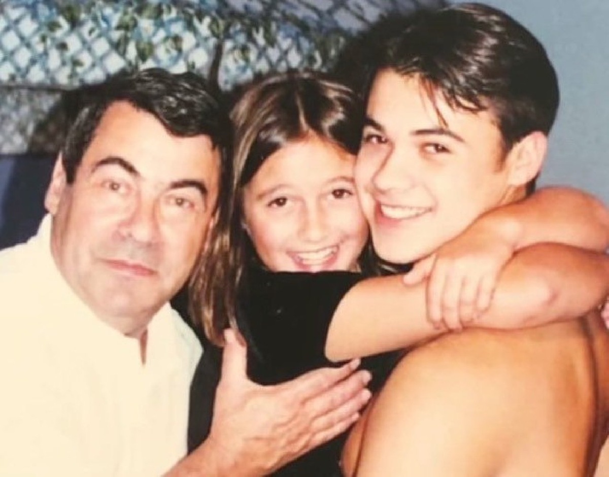    Эмин Агаларов с дедушкой и сестрой (фото: Instagram* / eminofficial)