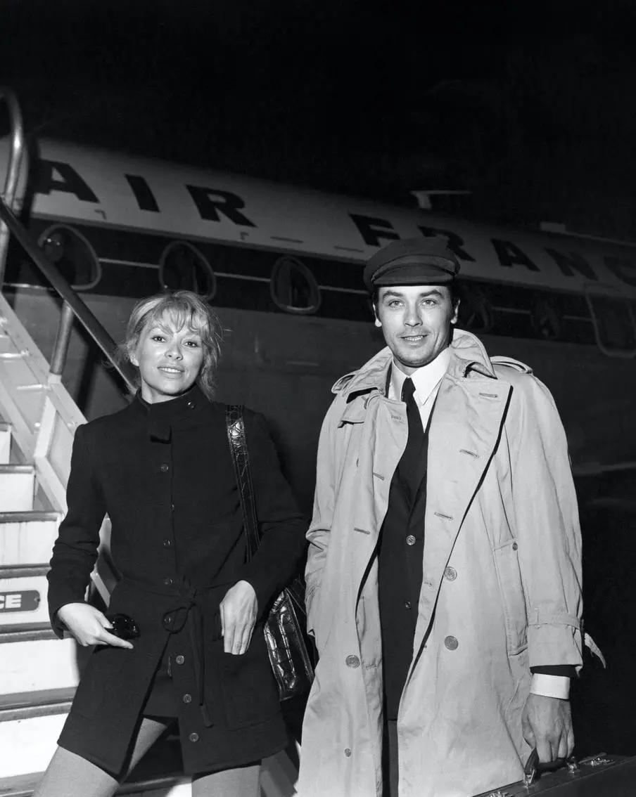 Ален Делон с актрисой Мирей Дарк в 1969 году (Источник: Соцсети)