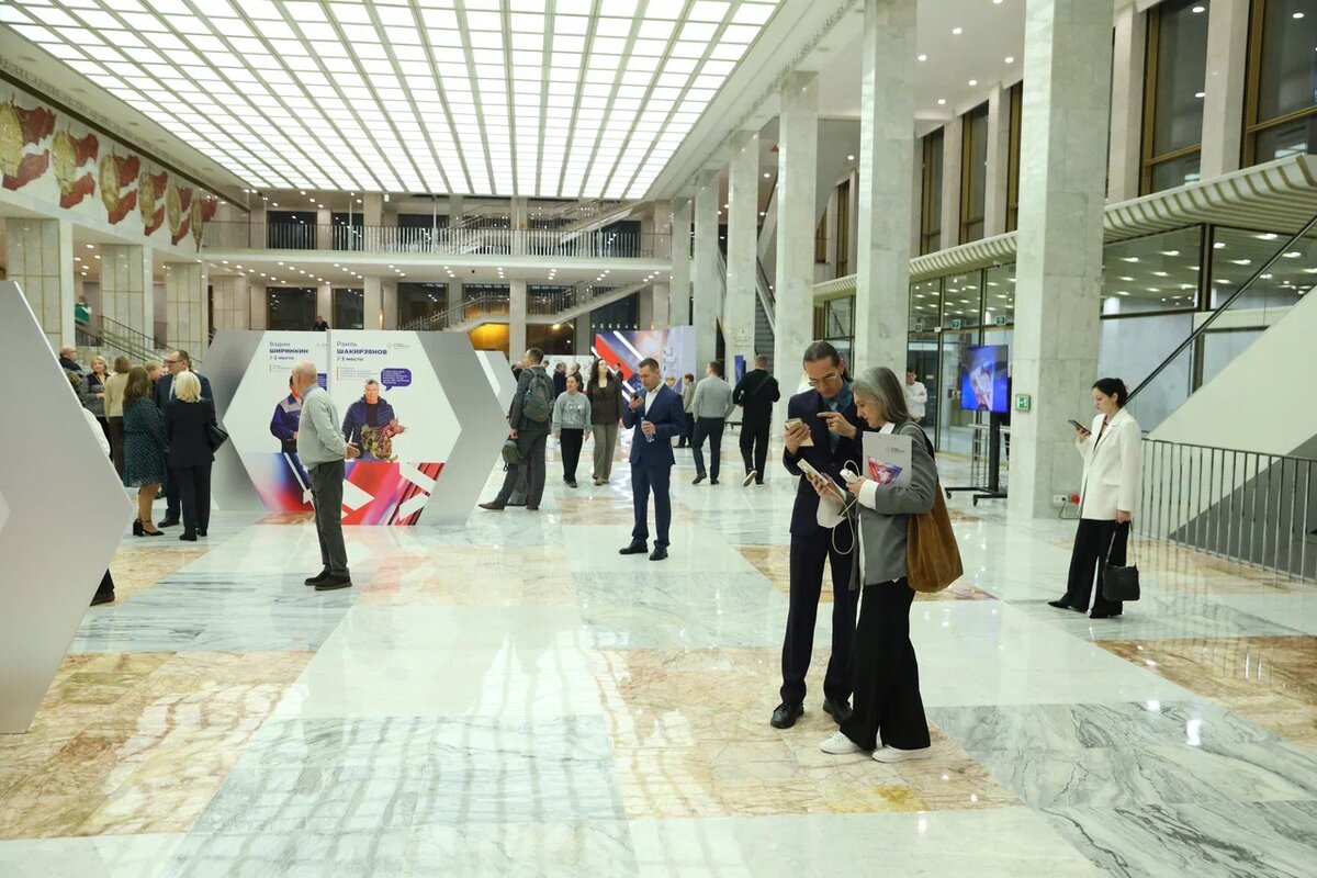 В Гербовом фойе ГКД перед началом основной программы.