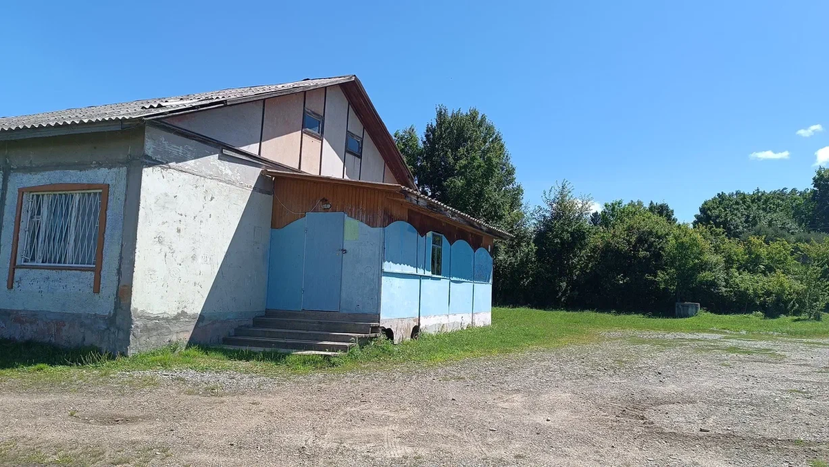 Здание на берегу. Похоже на бывший клуб