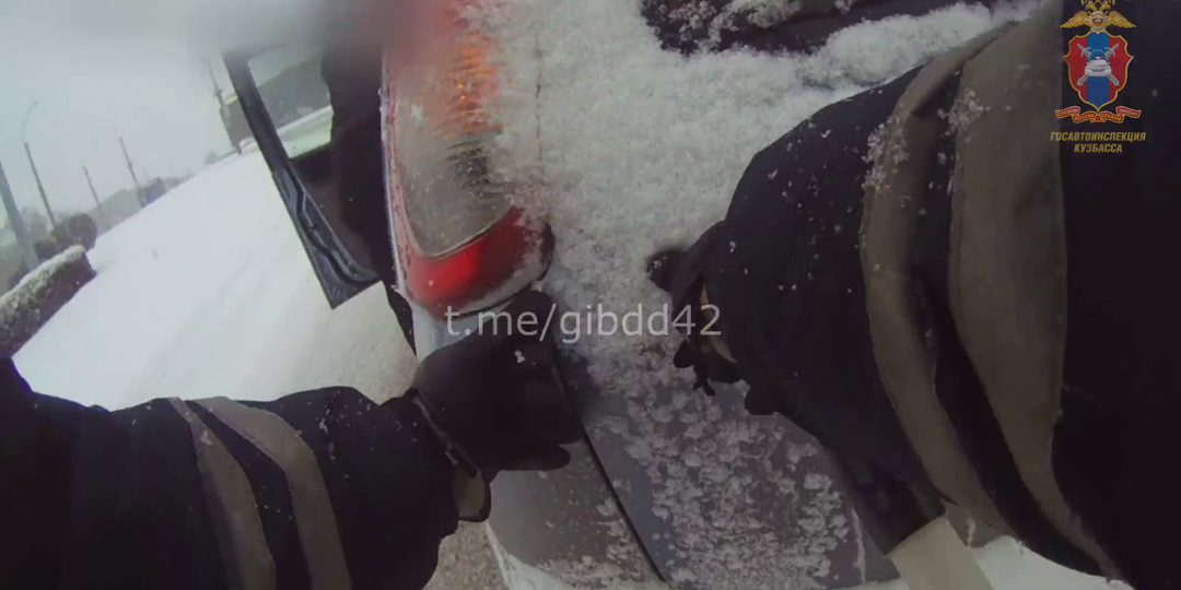 Полицейские вытолкали с проезжей части машину новокузнечанина