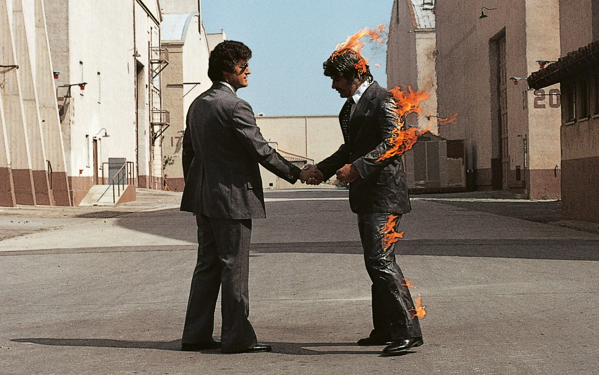 Загадочная упаковка «Wish You Were Here» от Hipgnosis открывается и демонстрирует альбом, состоящий всего из пяти треков