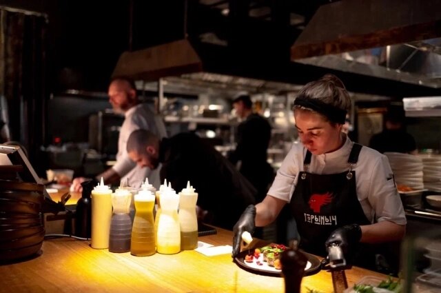    В ресторане открытая кухня, где всё готовится при вас. Фото: АиФ-Ростов