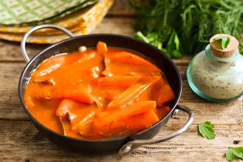 Морковь тушеная с томатами
