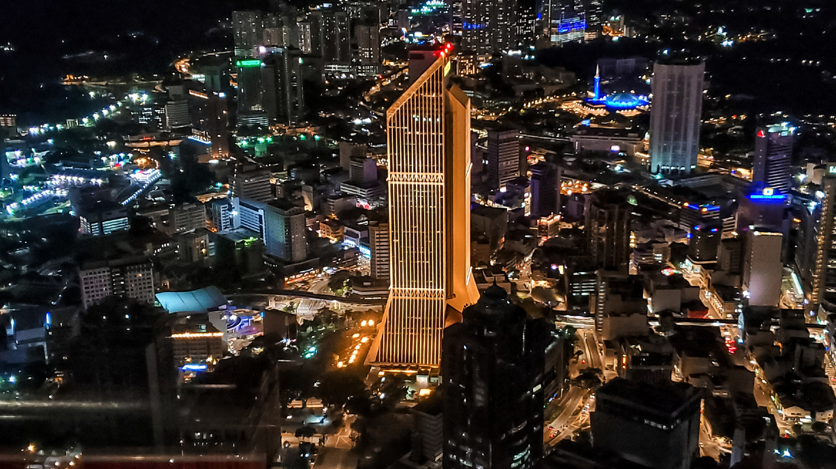 Вид на Куала-Лумпур с башни Менара в свете вечерних огней 