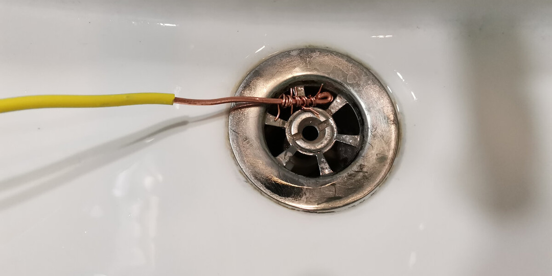 Как за 5 минут убрать волосяной засор без химии и разборки сифона: простой трюк, который прочищает быстрее, чем любой вантуз