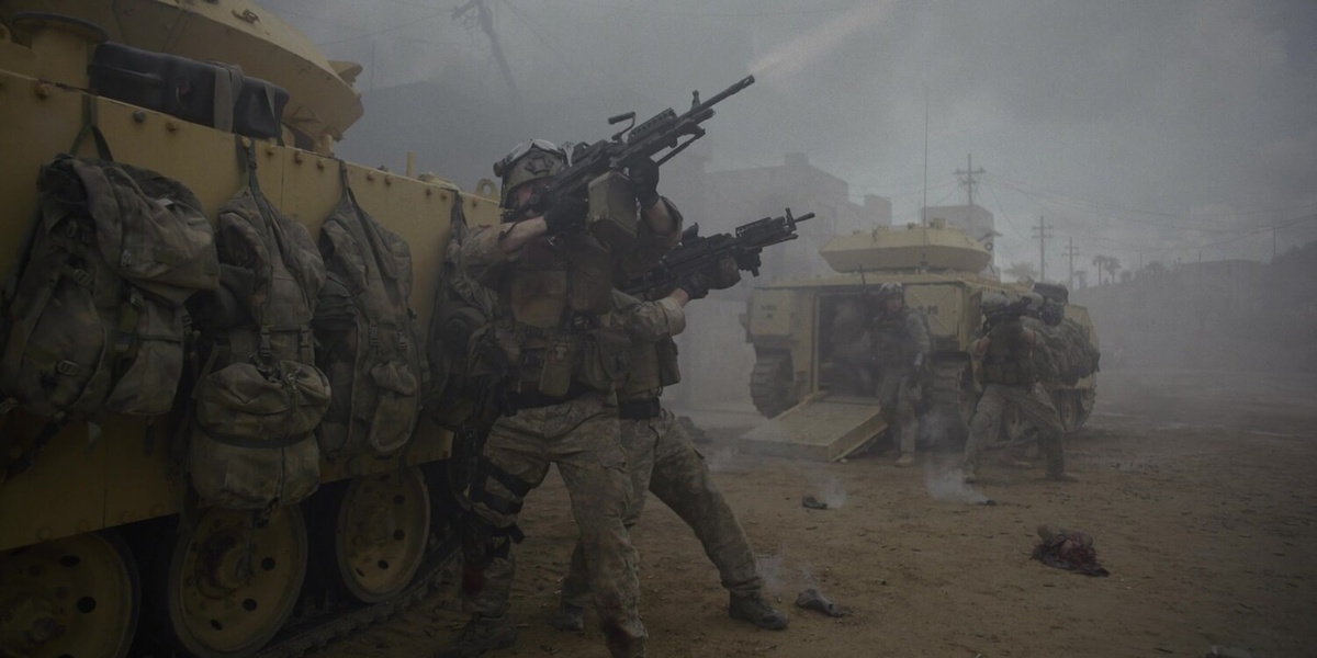 Кадр из фильма. Самого "огня", то есть непосредственно перестрелок, в фильме процентов 10% от общего хронометража