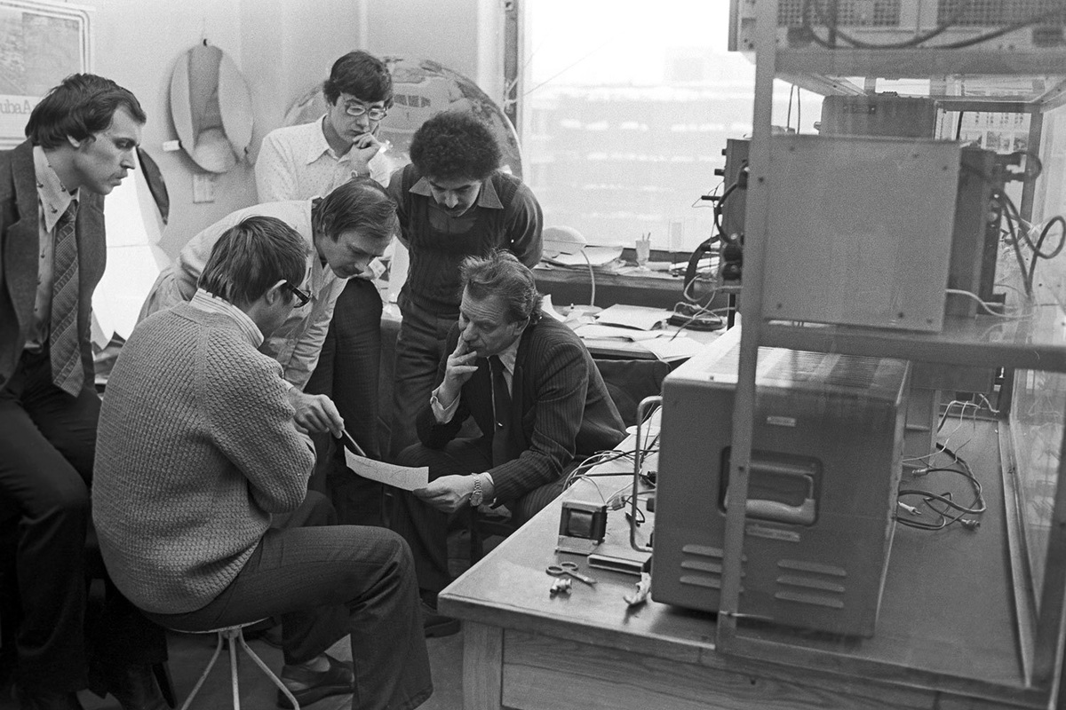 Здесь, в тишине лабораторий, рождались законы, по которым сегодня работает ваш Wi-Fi