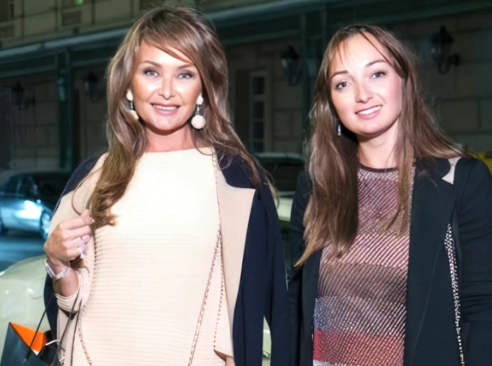 на фото Ольга Изаксон с мамой