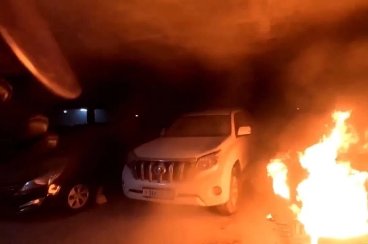    Три легковушки чуть не сгорели на крытой парковке в Ижевске