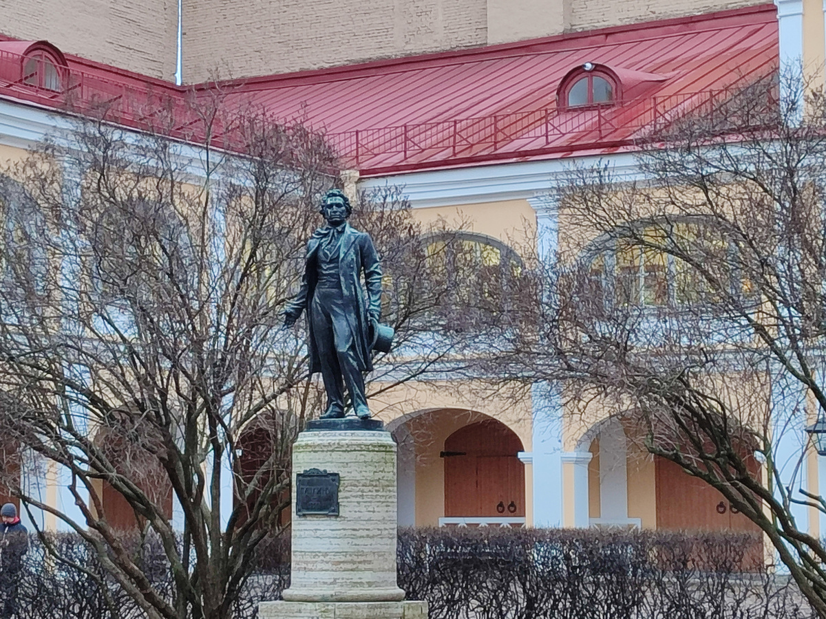 Памятник Пушкину во дворе дома на Мойке 12