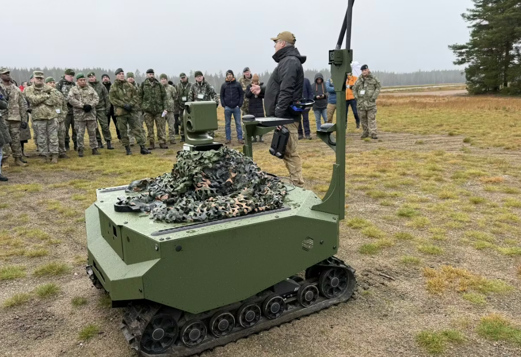 Бронированный беспилотный наземный аппарат (UGV) от немецкого стартапа ARX Robotix, который также используется на Украине. Здесь — во время демонстрации на аэродроме Ряйскала © Александр Дергай/Berliner Zeitung