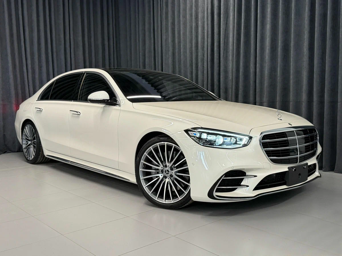 S-Class защищает водителя и пассажиров ещё до аварии — преднатягивает ремни, регулирует кресла и закрывает окна за доли секунды до удара.