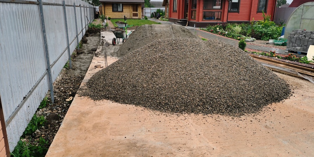 Песок и щебень под фундаментом — пустая трата денег: если бетон не боится воды, то зачем мы продолжаем переплачивать?