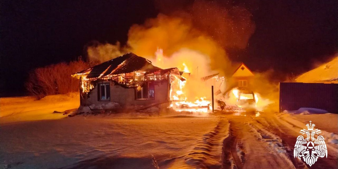В Ижморском округе загорелись частный дом и легковушка