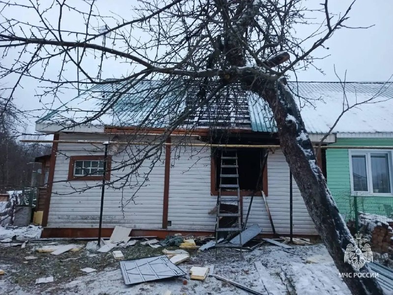    Огонь уничтожил всю внутреннюю отделку помещения площадью 100 квадратных метров