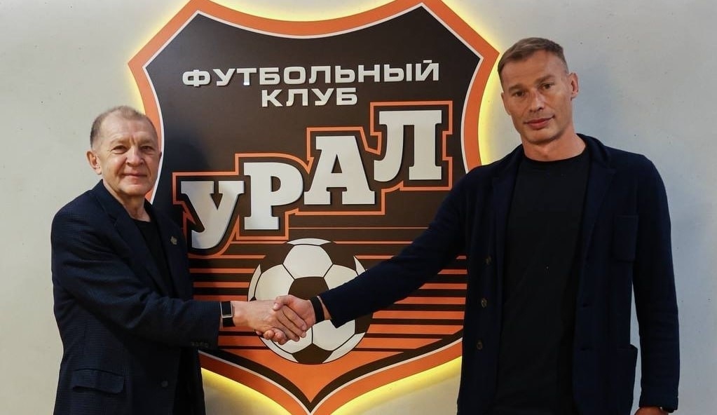    Президент «Урала» Григорий Иванов и Василий Березуцкий.ФК «Урал»