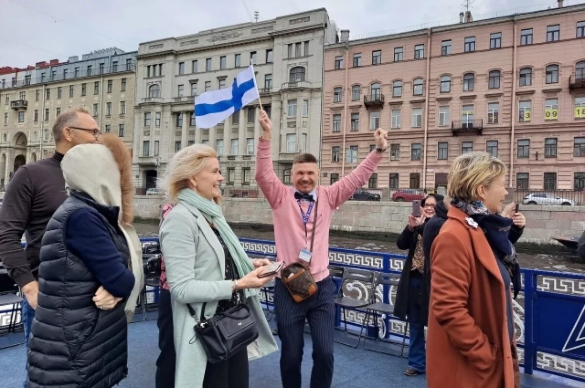 А это туристы финские у нас в Петербурге сейчас. Взято из открытых источников в интернете ,для иллюстрации